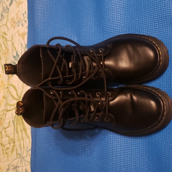 Dr Martens - Picture 1 of 4